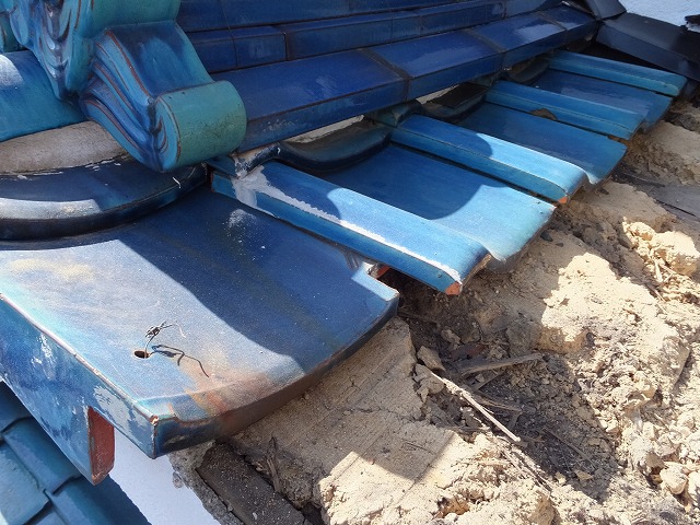 天白区で下屋根の葺き替え工事のため屋根下地を桟木とベニヤで補強